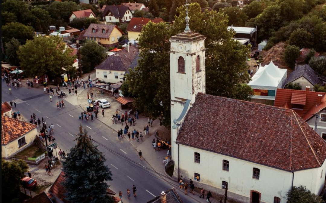 Kapolcs és környéke újra megtelik zenével és művészettel – 35 éves a Művészetek Völgye
